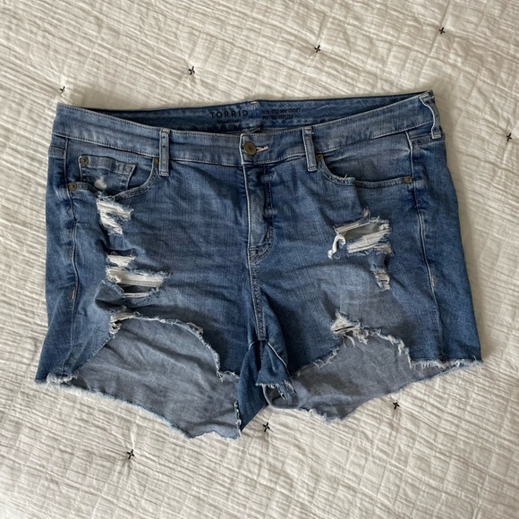 TORRID Mid-Rise Distressed Raw Hem Medium Wash Denim Stretch Shorts Size 16 - Picture 2 of 8